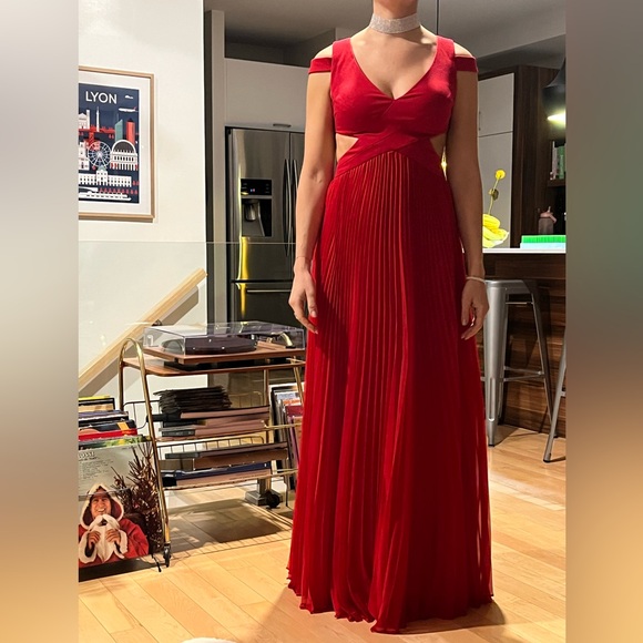 Red cut-out gown - Picture 4 of 9